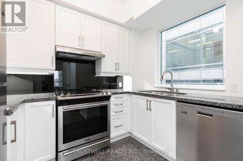 Lph3 - 55 Bloor Street E, Toronto, ON - Indoor Photo Showing Kitchen