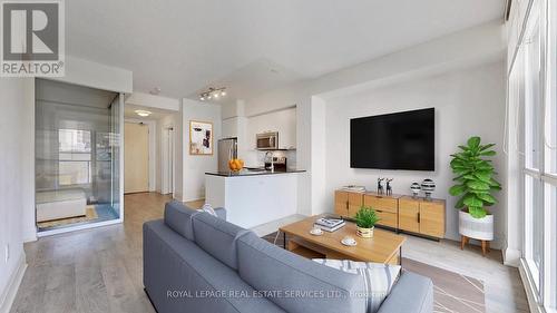 413 - 30 Roehampton Avenue, Toronto, ON - Indoor Photo Showing Living Room