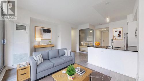 413 - 30 Roehampton Avenue, Toronto, ON - Indoor Photo Showing Living Room