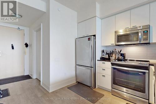 413 - 30 Roehampton Avenue, Toronto, ON - Indoor Photo Showing Kitchen With Upgraded Kitchen