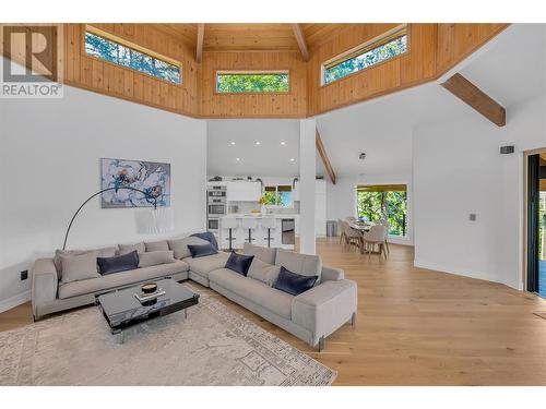 1446 Scott Crescent, West Kelowna, BC - Indoor Photo Showing Living Room