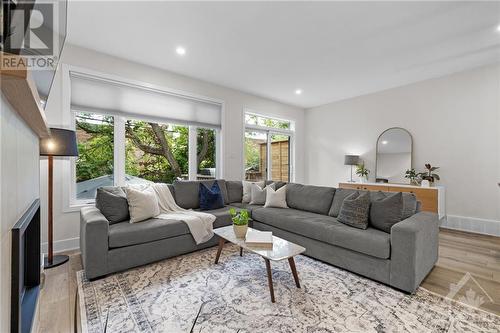 302 Westhill Avenue, Ottawa, ON - Indoor Photo Showing Living Room