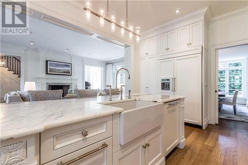 18 Crescent Place, Cambridge, ON - Indoor Photo Showing Kitchen With Upgraded Kitchen