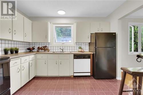 42 Grady Crescent, Ottawa, ON - Indoor Photo Showing Kitchen With Double Sink