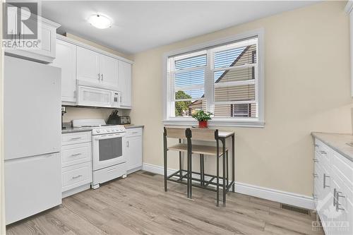 40 Pine Street, Smiths Falls, ON - Indoor Photo Showing Kitchen