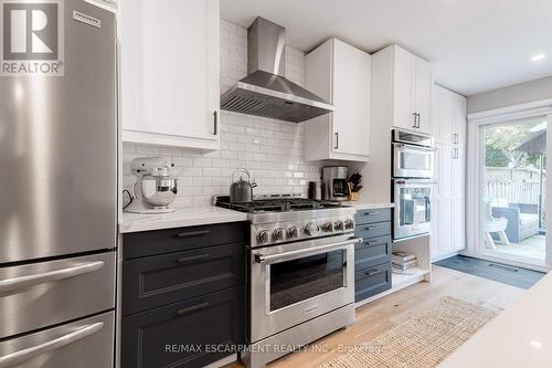 19 Wakefield Lane, Hamilton, ON - Indoor Photo Showing Kitchen With Upgraded Kitchen