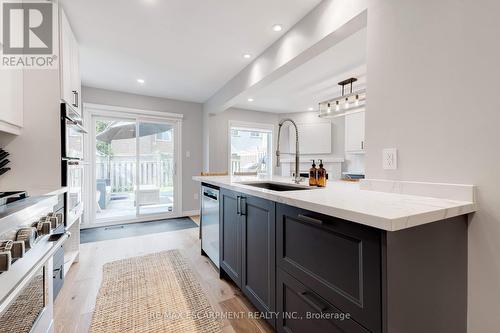 19 Wakefield Lane, Hamilton, ON - Indoor Photo Showing Kitchen With Upgraded Kitchen