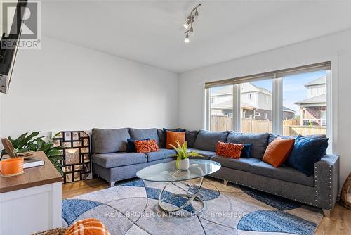 18 Viger Drive, Welland, ON - Indoor Photo Showing Living Room