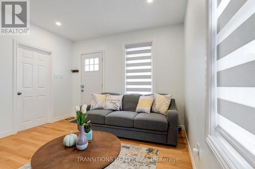 653 Upper Wellington Street, Hamilton, ON - Indoor Photo Showing Living Room