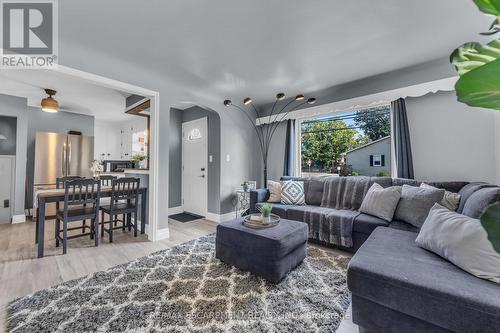 832 Pine Street, Haldimand, ON - Indoor Photo Showing Living Room