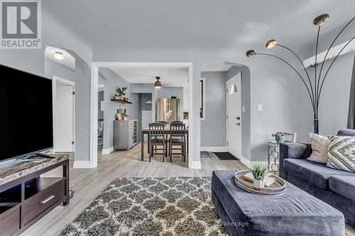 832 Pine Street, Haldimand, ON - Indoor Photo Showing Living Room