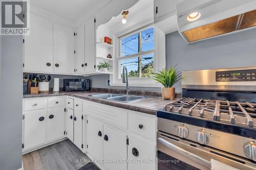 832 Pine Street, Haldimand, ON - Indoor Photo Showing Kitchen With Double Sink