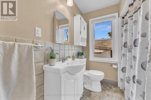 832 Pine Street, Haldimand, ON - Indoor Photo Showing Bathroom