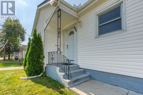 832 Pine Street, Haldimand, ON - Outdoor With Exterior