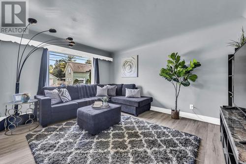 832 Pine Street, Haldimand, ON - Indoor Photo Showing Living Room