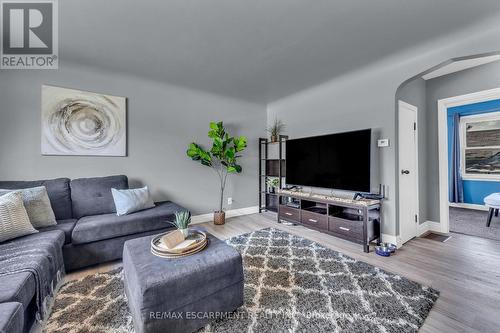 832 Pine Street, Haldimand, ON - Indoor Photo Showing Living Room