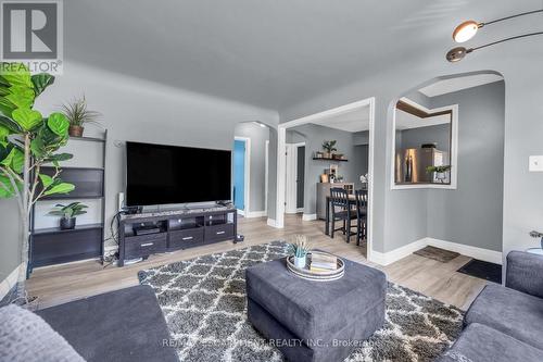 832 Pine Street, Haldimand, ON - Indoor Photo Showing Living Room