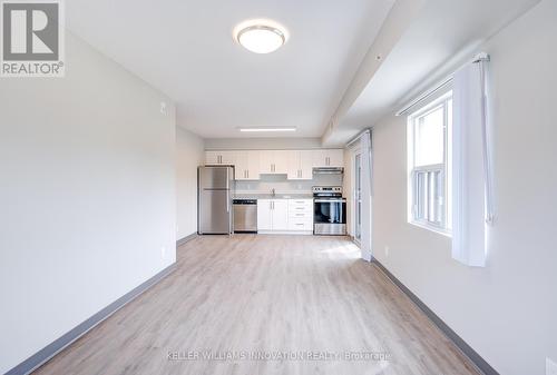 406 - 595 Strasburg Road, Waterloo, ON - Indoor Photo Showing Kitchen