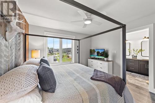 106 Sycamore Street, Blue Mountains, ON - Indoor Photo Showing Bedroom