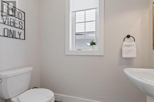 106 Sycamore Street, Blue Mountains, ON - Indoor Photo Showing Bathroom