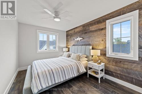 106 Sycamore Street, Blue Mountains, ON - Indoor Photo Showing Bedroom