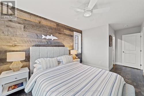 106 Sycamore Street, Blue Mountains, ON - Indoor Photo Showing Bedroom