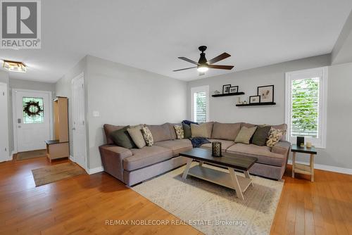 50 Wood Grove Crescent, Cambridge, ON - Indoor Photo Showing Living Room