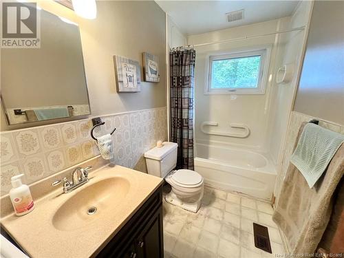 1955 Hinton, Bathurst, NB - Indoor Photo Showing Bathroom