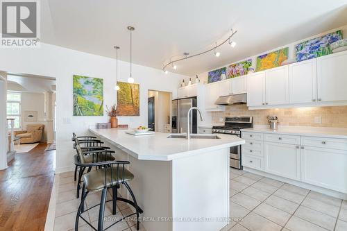 2484 Capilano Crescent, Oakville, ON - Indoor Photo Showing Kitchen With Upgraded Kitchen