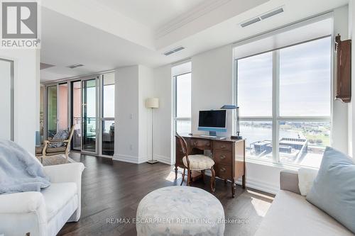 1401 - 2060 Lakeshore Road, Burlington, ON - Indoor Photo Showing Living Room