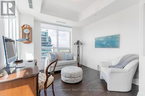 1401 - 2060 Lakeshore Road, Burlington, ON - Indoor Photo Showing Living Room