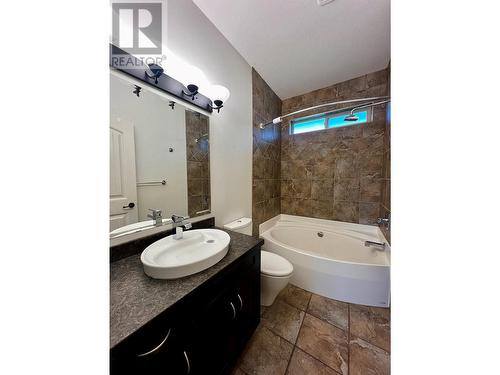 1240 23 Avenue Sw, Salmon Arm, BC - Indoor Photo Showing Bathroom