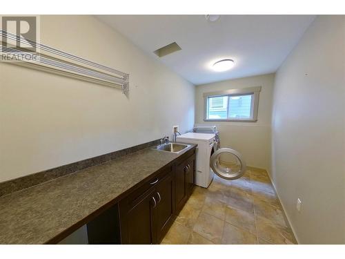 1240 23 Avenue Sw, Salmon Arm, BC - Indoor Photo Showing Laundry Room