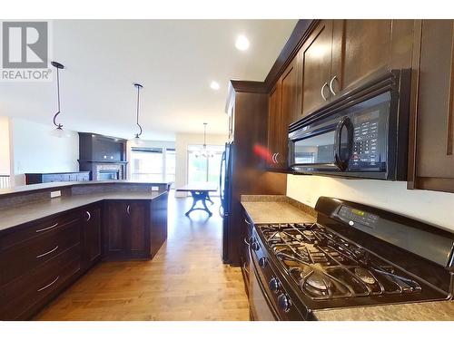 1240 23 Avenue Sw, Salmon Arm, BC - Indoor Photo Showing Kitchen