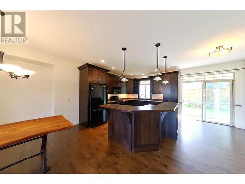 1240 23 Avenue Sw, Salmon Arm, BC - Indoor Photo Showing Kitchen