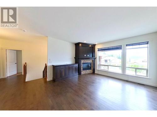 1240 23 Avenue Sw, Salmon Arm, BC - Indoor Photo Showing Living Room With Fireplace