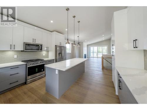 2852 Canyon Crest Drive, West Kelowna, BC - Indoor Photo Showing Kitchen With Upgraded Kitchen