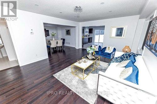 338 Van Dusen Avenue, Southgate, ON - Indoor Photo Showing Living Room