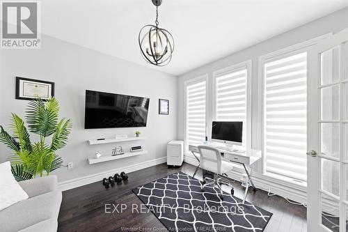 6268 Disputed Road, Lasalle, ON - Indoor Photo Showing Living Room