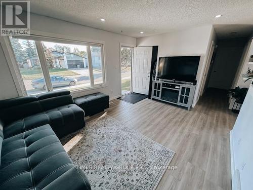 9614 77 Avenue, Grande Prairie, AB - Indoor Photo Showing Living Room