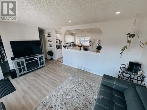 9614 77 Avenue, Grande Prairie, AB - Indoor Photo Showing Living Room