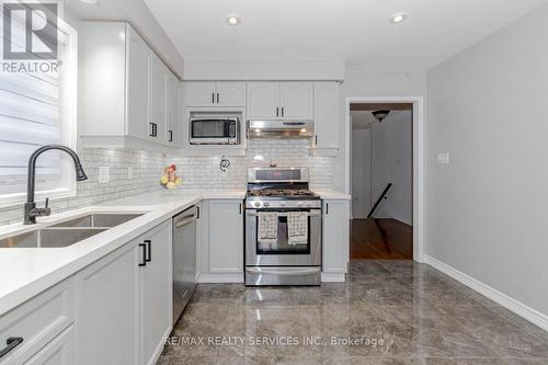 218 Van Scott Drive, Brampton, ON - Indoor Photo Showing Kitchen With Double Sink With Upgraded Kitchen