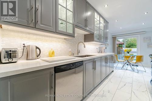 24 Acadian Heights, Brampton, ON - Indoor Photo Showing Kitchen With Upgraded Kitchen