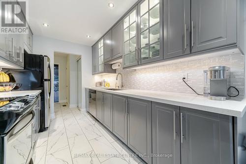 24 Acadian Heights, Brampton, ON - Indoor Photo Showing Kitchen With Upgraded Kitchen