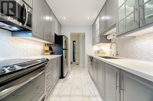 24 Acadian Heights, Brampton, ON - Indoor Photo Showing Kitchen With Upgraded Kitchen