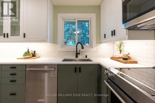 955 Cloverleaf Drive, Burlington, ON - Indoor Photo Showing Kitchen With Double Sink With Upgraded Kitchen