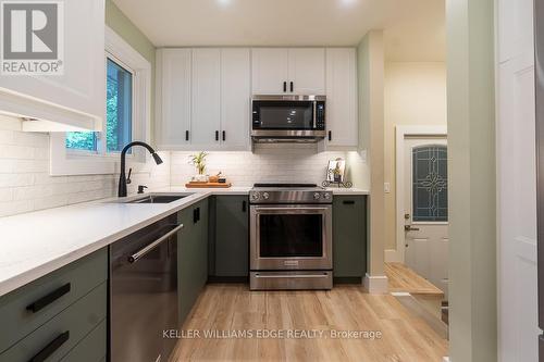 955 Cloverleaf Drive, Burlington, ON - Indoor Photo Showing Kitchen With Upgraded Kitchen