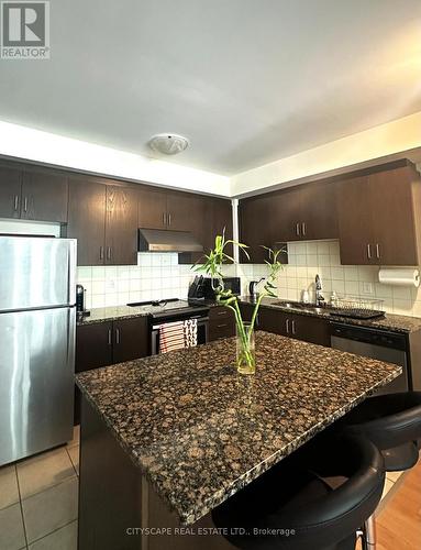 114 - 11 Applewood Lane, Toronto, ON - Indoor Photo Showing Kitchen