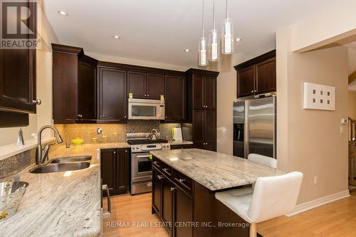 31 - 2295 Rochester Circle, Oakville, ON - Indoor Photo Showing Kitchen With Double Sink With Upgraded Kitchen