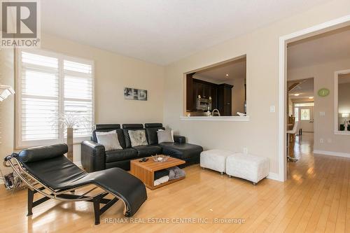 31 - 2295 Rochester Circle, Oakville, ON - Indoor Photo Showing Living Room